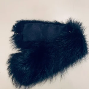 Maxmara pälskrage - Jätte fin pälskrage i från maxmara i finaste räven mörk blå…  Det knäpps runt halsen i varandra. Man kan ha den till tröjor, blusar eller jacka . Dyr i inköp