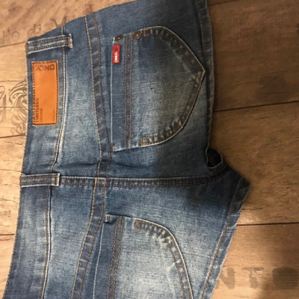 Super fina Lowwaist jeansshorts med midjemått 36cm. Väldigt dyra i nypris men priset kan diskuteras!. Shorts.