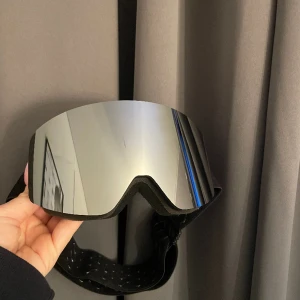 Skidglasögon  - Ett par oanvända svarta/gråa/silvriga skidglasögon i sprillans nytt skick. Fick aldrig användning för dem och retur dagarna gick ut så hann aldrig lämna tillbaka dem. 300kr rakt av inklusive frakt. 