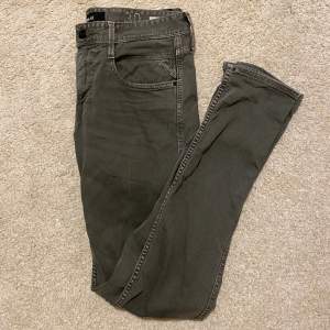 Feta replay jeans i modellen anbass, vilket är slim fit. Pris kan diskuteras 