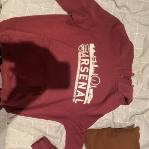 Arsenal hoodie - Skön tröja och bra kvalitet har använt den 3 ggr. Ny pris 799