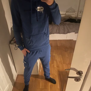 Supply & demand tracksuit - En blå oanndvänd supply & demand tracksuit. Snygg och skön tracksuit! Skick 10/10 (oanvänd). Priset går att förhandla!