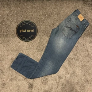 Nudie jeans  - Ett till par nudie jeans i modellen Steady Eddie | bra skick det finns inga defekter på dem, skicket är 9,5/10 | storlek 32/34 sitter lite midre än det | modellen är 183cm och väger 72kg | kom gärna med frågor och funderingar! | 