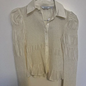 Vit blus  - Säljer denna super söta blus från & other stories då den tyvärr aldrig har kommit till användning. Den har bara testats och lapparna finns kvar. Den finns inte kvar längre och var köpt för 790💕