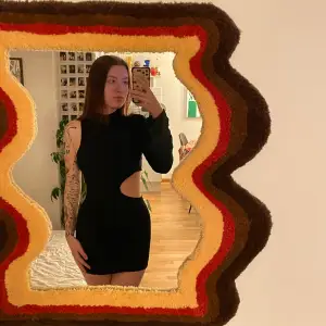 Svart cut out dress med en ärm. Påminner lite om Maddys klänning från Euphoria. Nyskick!❤️