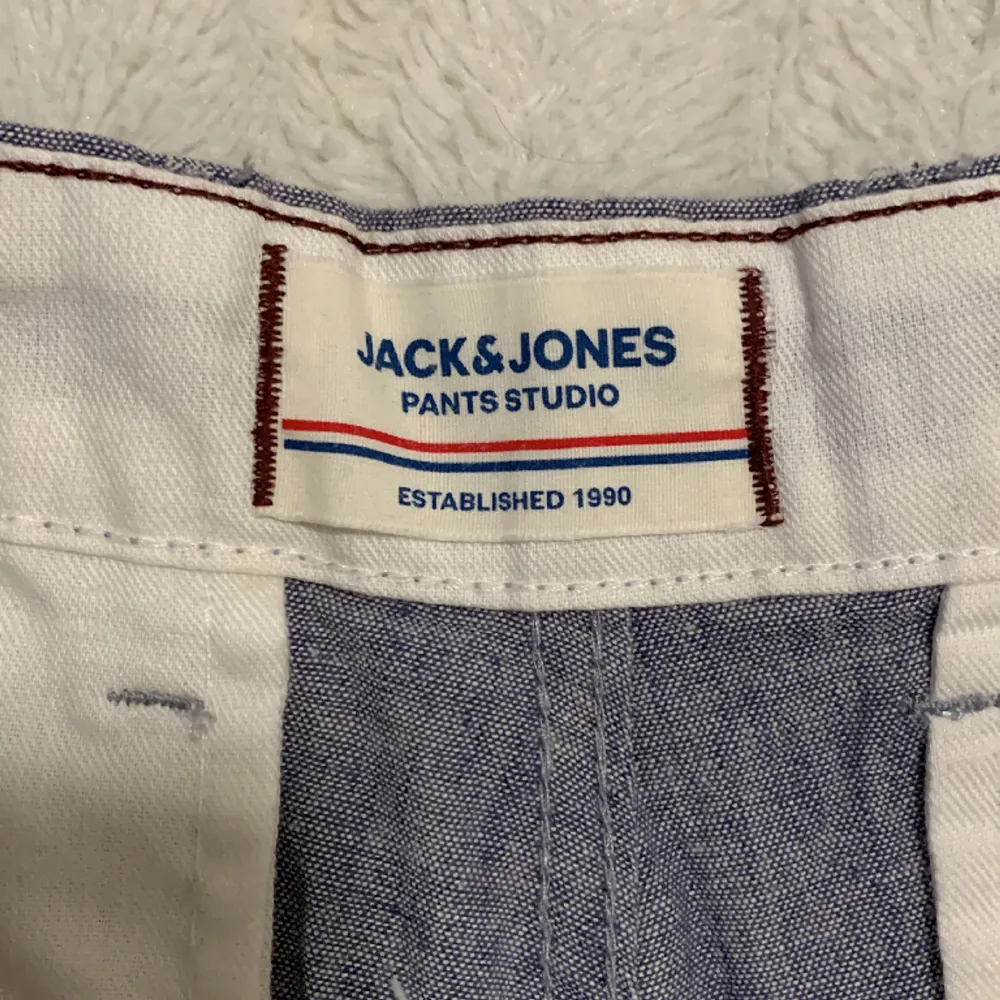 Säljer nu mina riktigt fin fina Jack & Jones shorts då jag ej ser mig i användning av dem. 9/10 skick storlek M. Kontakt via dm. Shorts.