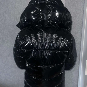 Trapstar jacka  - En trapstar jacka som jag köpte innan vintern och vill nu sälja för jag fått en annan jacka. Hör av er om ni har några frågor eller funderingar 