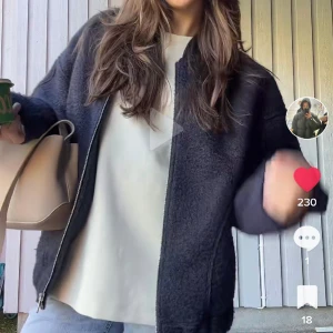 Jacka zara - Säljer denna slutsålda jacka ifrån zara❤️‍🔥❤️‍🔥