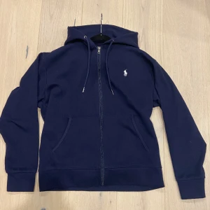 Ralph lauren zip hoodie - En oanvänd Ralph lauren zip hoodie oanvänd. Vid mer bilder kom pm. Pris kan diskuteras vid snabb affär.