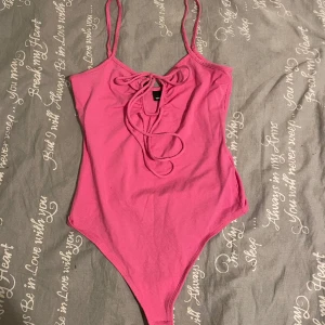 Söt Rosa Body - En söt rosa Body, Perfekt till sommaren i storlek S, Jätte bekväm, använt 1 gång.
