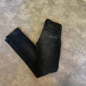Nudie jeans tube tom - Tjena säljer nu dessa snygga Nudie jeans då ja tröttnat på de. Mycket fin skick inga defekter. Storlek 31/34 men sitter som 32/34, skriv om ni har några frågor!
