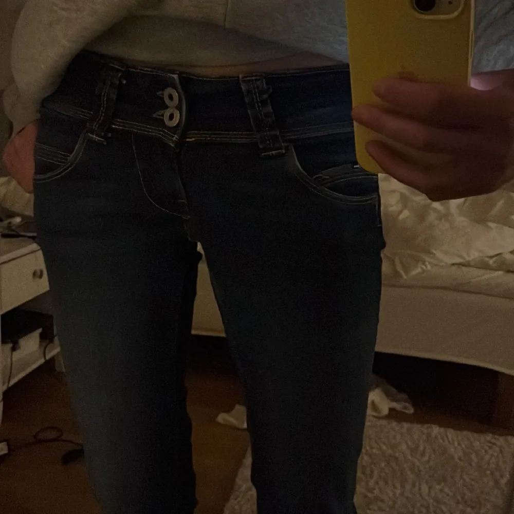 jätteeee snygga pepe jeans som tyvärr blivit försmå för mig❣️ skulle säga att de passar någon som är runt 160!! nypris 1100. Kan gå ner i pris om få är intresserade. Jeans & Byxor.