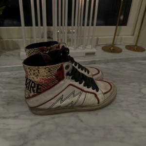 Zadig & Voltaire skor - Skor från Zadig & Voltaire. Väldigt fina men slitna där av priset. Nypris 2500kr. Jag har vanligtvis 38