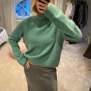 Stickad tröja - Grön stickad tröja från Arket i alpacka!