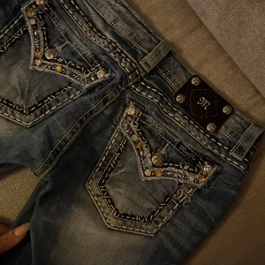 Miss me jeans - Skönaste jeansen jag ägt, utan defekter🫶🏼byter gärna mot zadig väska  Modellen är skinny 💗 Midjemått:74 Innerbenslängd:79