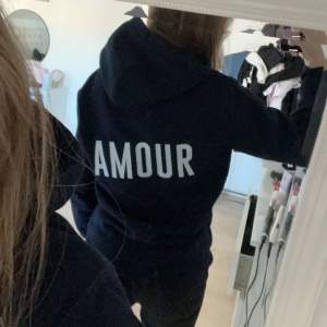 Säljer denna populära hoodie från Mira Paris! Den kommer inte till användning just nu. Nypris är 1700, kom med prisförslag!  Skriv privat för fler frågor eller mer bilder