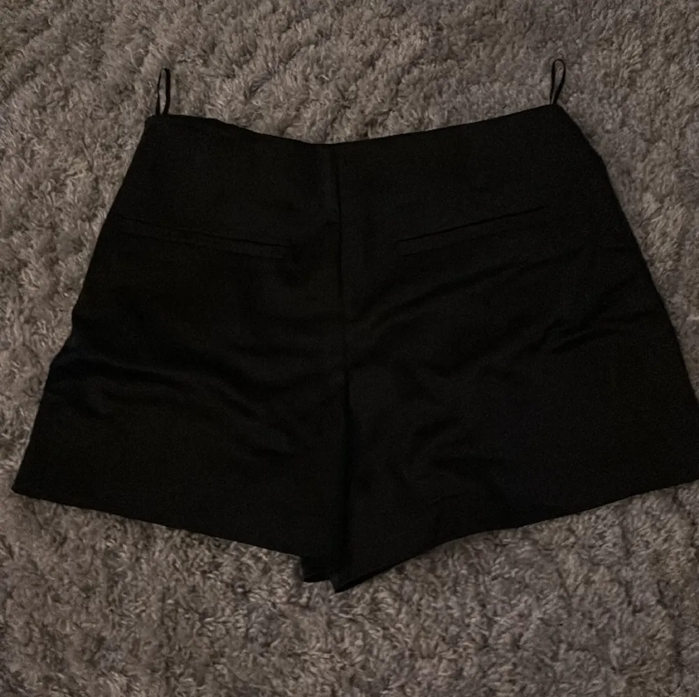 Säljer dom här sjukt snygga shortsen från zara första bilden är lånad men det är exakt samma shorts 🤩. Shorts.