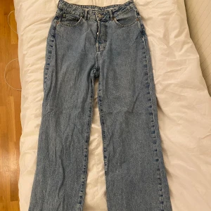 Jeans - Högmidjade jeans med raka och ganska vida ben. Innerbensmåttet är 83cm och midjan 37cm mätt rakt över jeansen. De är i fint skick men passar tyvärr inte mig❤️