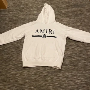 Vit Amiri hoodie - Säljer min vita amiri hoodie  för att jag använder inte den, den är använd ca 2 gånger. Vid fler bilder/info contacta mig. Pris kan diskuteras