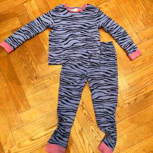 Pyjamas set för barn. En för 190kr. Blå med zebra mönster. Priset är inte diskuterbart. 