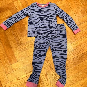 Blå pyjamas  - Pyjamas set för barn. En för 190kr. Blå med zebra mönster. Priset är inte diskuterbart. 