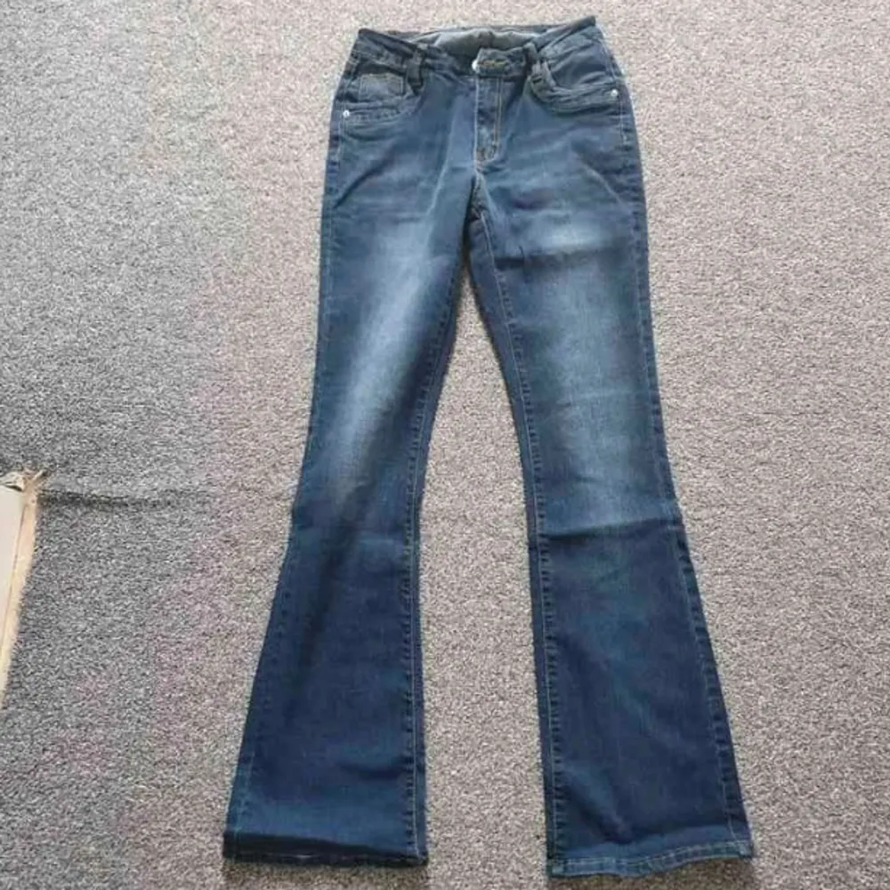 Jeans i färgen mörkblå, säljer för att jag tröttnat på mina jeans. Jeans & Byxor.