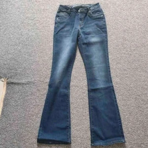 Jeans - Jeans i färgen mörkblå, säljer för att jag tröttnat på mina jeans