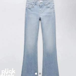 Säljer dessa slutsålda lågmidjade jeans ifrån ZARA eftersom det är för stora. Knappt använda så skulle säga att det är i nyskick. Avklippta längst ner men passar mig perfekt i längden som är 1,68