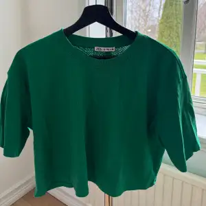 Aldrig använd. Grön T-shirt från Zara. Köpte förra sommaren på Zara i Malmö.