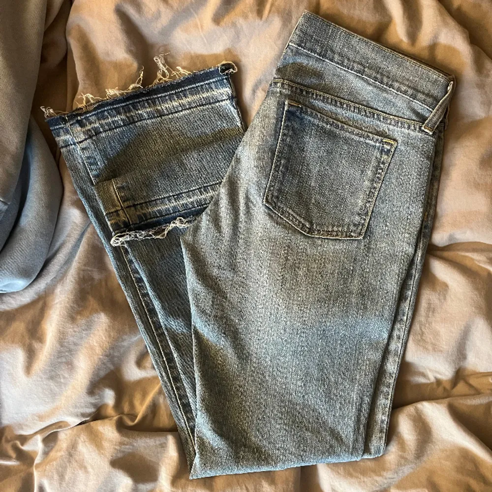 Säljer dessa snygga jeans från old navy! Så sjukt snygg tvätt som är lite randig typ 😍 Det står ingen storlek men skulle säga att det är en 36/38:a i storlek. Jeansen är på gränsen för korta på mig som är 176 cm 😊 Pris kan självklart diskuteras!. Jeans & Byxor.