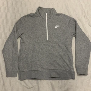 Nike tröja - Säljer nu min nästintill oanvända Nike tröja då jag ej använder den. Storlek M. 10/10 skick riktigt fin. Nypris ca 1200kr