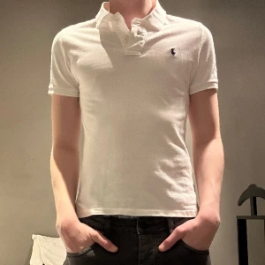 Vit Polo Ralph Lauren piké  - Skit snygg raffe piké. Bra passform, använd men inga skador. Den är köpt på nk junior och orginalpris är väl runt 800kr. Den passar bäst om du har storleken xs-s. Hör av er vid frågor!