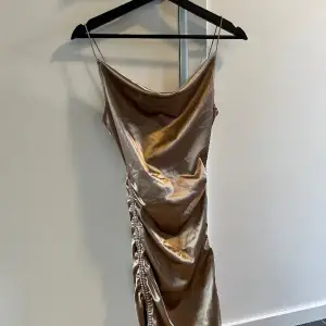 Guld klänning köpt från h&m  har små märken på sig  storlek xs 