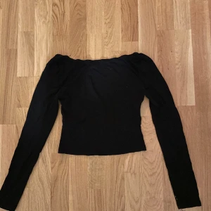 Långärmad topp med öppen rygg - Endast testad 