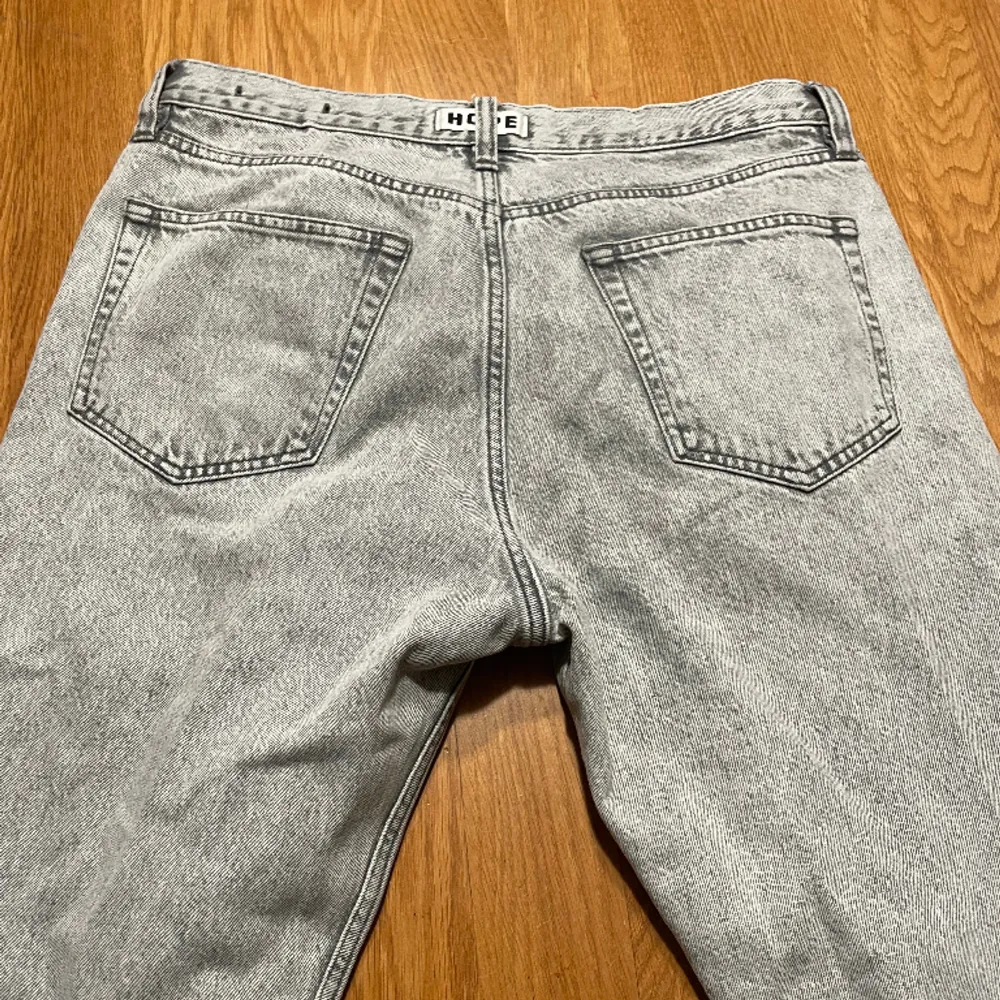 Hope jeans köpta i butik för cirka 1 år sedan Storlek 32 Inga slitage eller liknande Köpta för 1699kr. Jeans & Byxor.