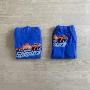 Trapstar shooters Tracksuit  - Säljer trapstar dress storlek M använt endast en gång väldigt bra material och är i ett bra skick. Ny pris 3200