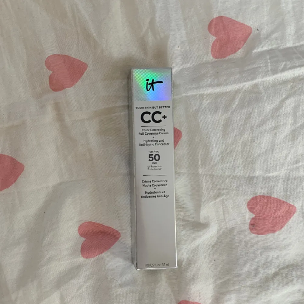 CC cream ”your skin but better” från It cosmetics, I färgen Light Medium. Endast testad, nypris 505kr💗. Accessoarer.