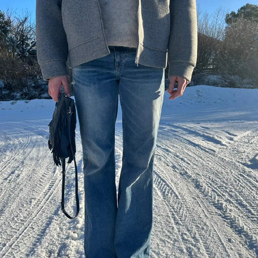 Galet snygga jeans💕Lågmidjade och vida mot benen. Fin tvätt och i bra skick💕. Jeans & Byxor.