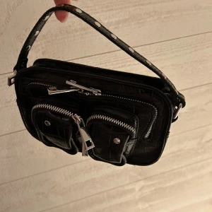 Väska  - Liten noellaväska, två olika axelband medföljer 