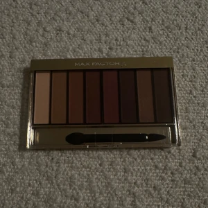 Max Factor palett  - Säljer Max Factor palett, aldrig använd. Säljs 60 kr.