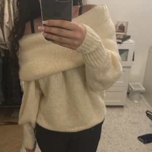 Stickad off shoulder  - Jätte populär helt slutsålda  stickade off shoulder tröjan från HM! Använd fåtal gånger därav i nyskick! Storlek S men passar XS-M! Kommer ej till användning. Välj gärna instabox! 