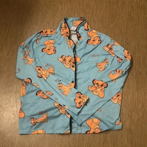 Pyjamas Set 💘 - Säljer ett pyjamas set i disney💕 Mycket fin och jag ser inget fel med den💕