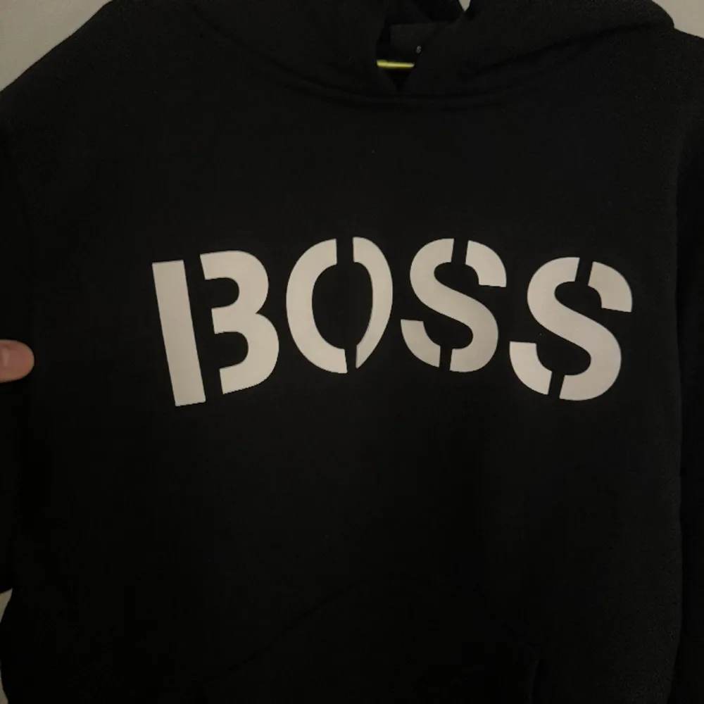 Boss hoodie i nyskick inga fel på den. Säljs då den inte passar längre. passar dig som har Xs/S kvitton finns kvar . Hoodies.