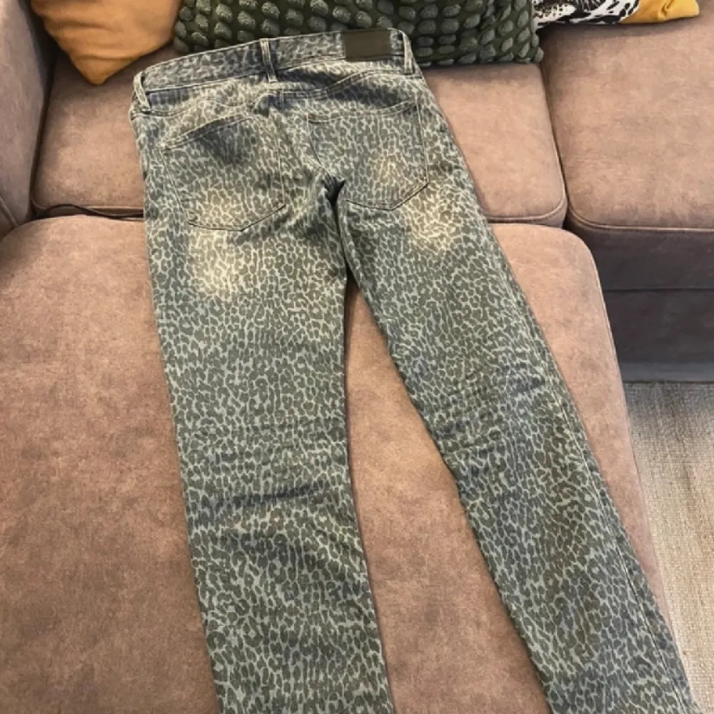 Jättesnygga leopard Jeans! 🐆🐆🐆 Grå/blå . Jeans & Byxor.