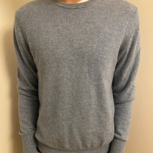 Soft Goat tröja - Kashmir tröja från Soft Goat i färgen ”Biarritz” finns inte längre! Använd fåtal gånger, är 180 lång. Nypris: 2295, säljer för 1100! Pris går att diskutera och hör av er gärna vid frågor.