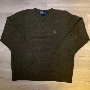 Ralph Lauren stickad tröja  - Tröjan är i 100% ull och i riktigt bra skick. Några få noppor som är lätta att ta bort men annars i näst intill perfekt skick! Färgen visas bäst på bild nr 2.