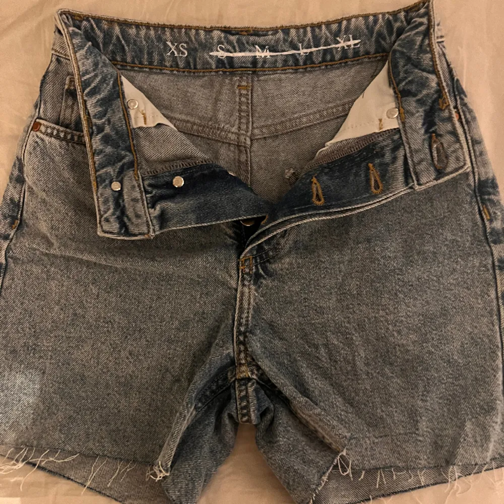 Högmidjade jeansshorts från Bikbok i storlek S. Säljer då de inte passar mig längre. . Shorts.