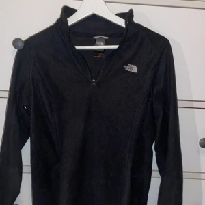 North Face halfzip - Riktigt snygg the Northface halfzip i 7/10 i skick nypris ligger runt 1000kr mitt pris 349kr skicka om du har några frågor eller funderingar🙌🏽