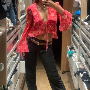 Vintage topp - Super snygg topp med öppna knytningar för fram. Helt oanvänd. Materialet känns lyxigt och sitter så snyggt❤️❤️ 