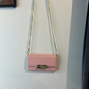 Plånboks skal  - Mobilskal med plånbok från ideal of sweden till iPhone 11. De svarta skalet är magnet så de går att ta av o på mobilen från plånboken. Jätte praktiskt och de får plats massor med kort🤗